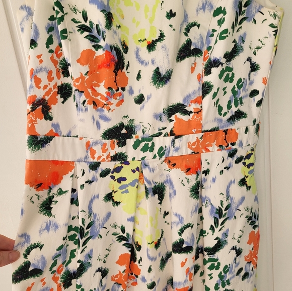 "Flirty and Fun: Gap Tall White Knee-Length Dress with Vibrant Multi-Colored Flo - Picture 8 of 9